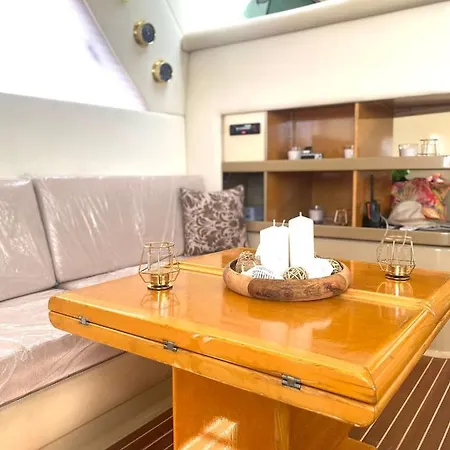 Bed End Boat Monica IV Bed & Breakfast